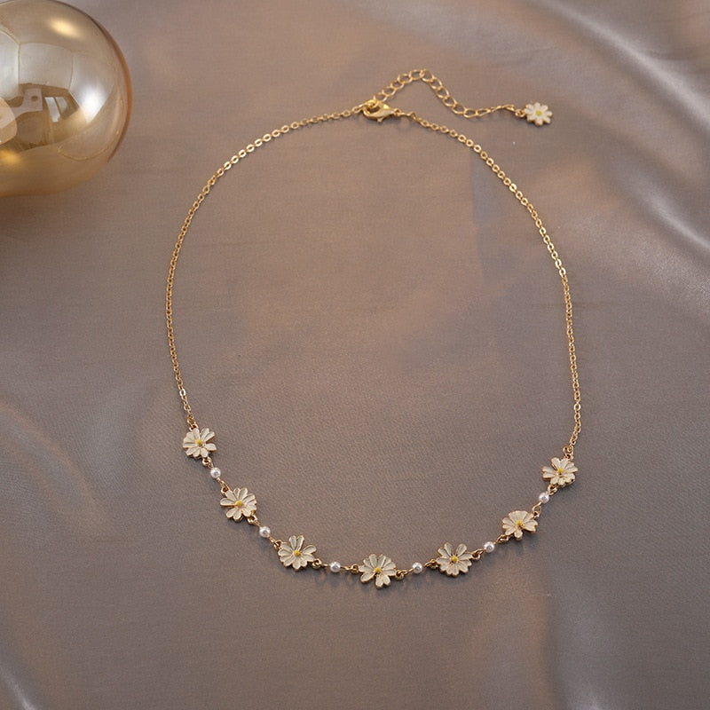 Daisy Flower & Pearls Necklace