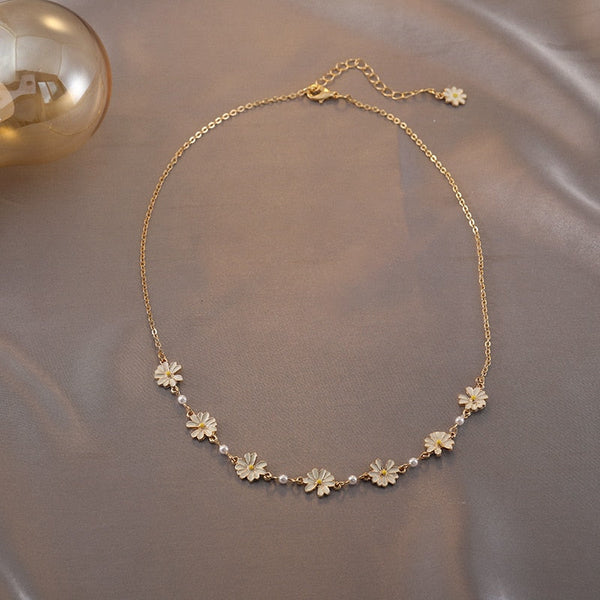 Daisy Flower & Pearls Necklace